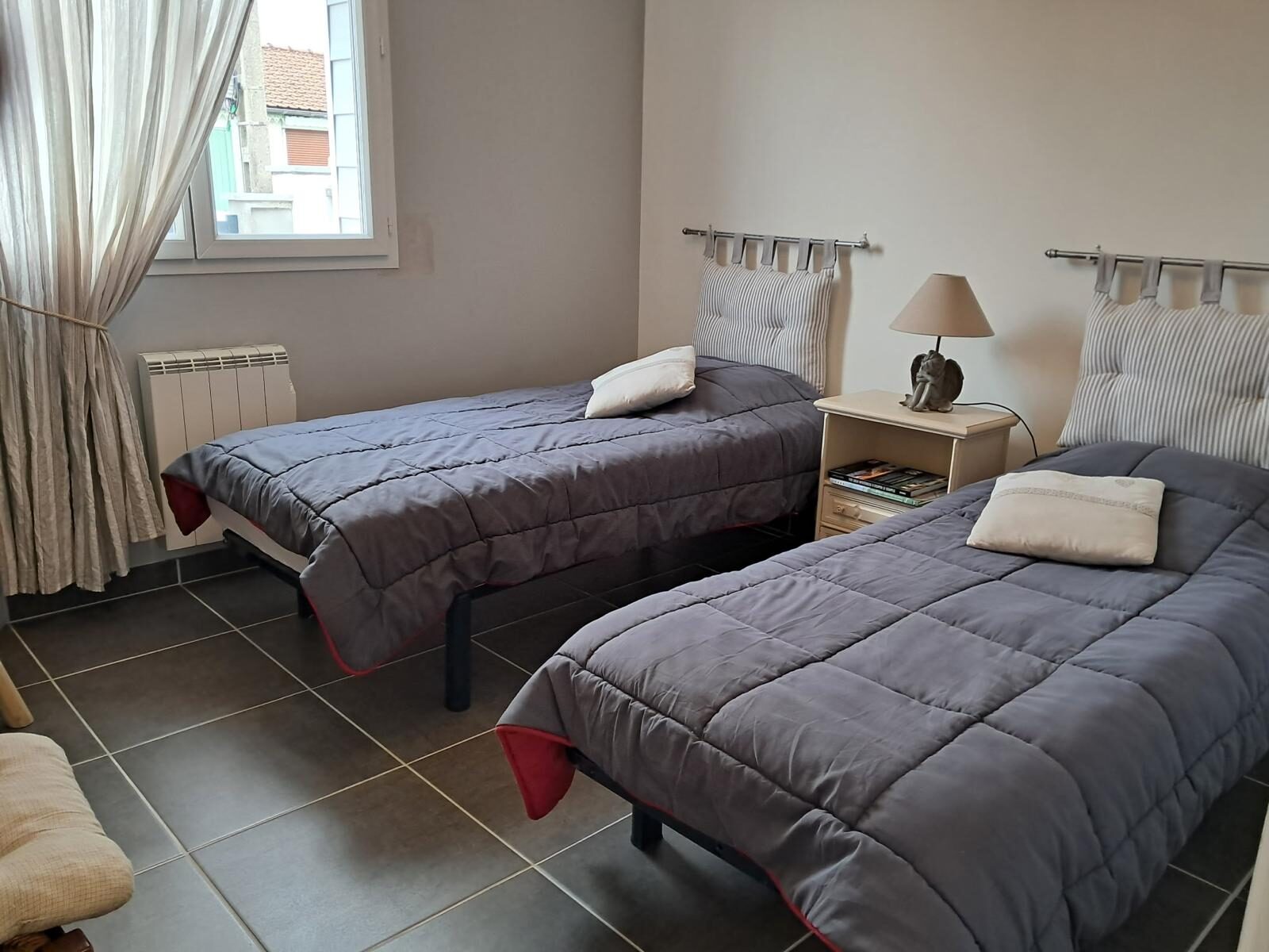 Chambre avec lit double et lit simple