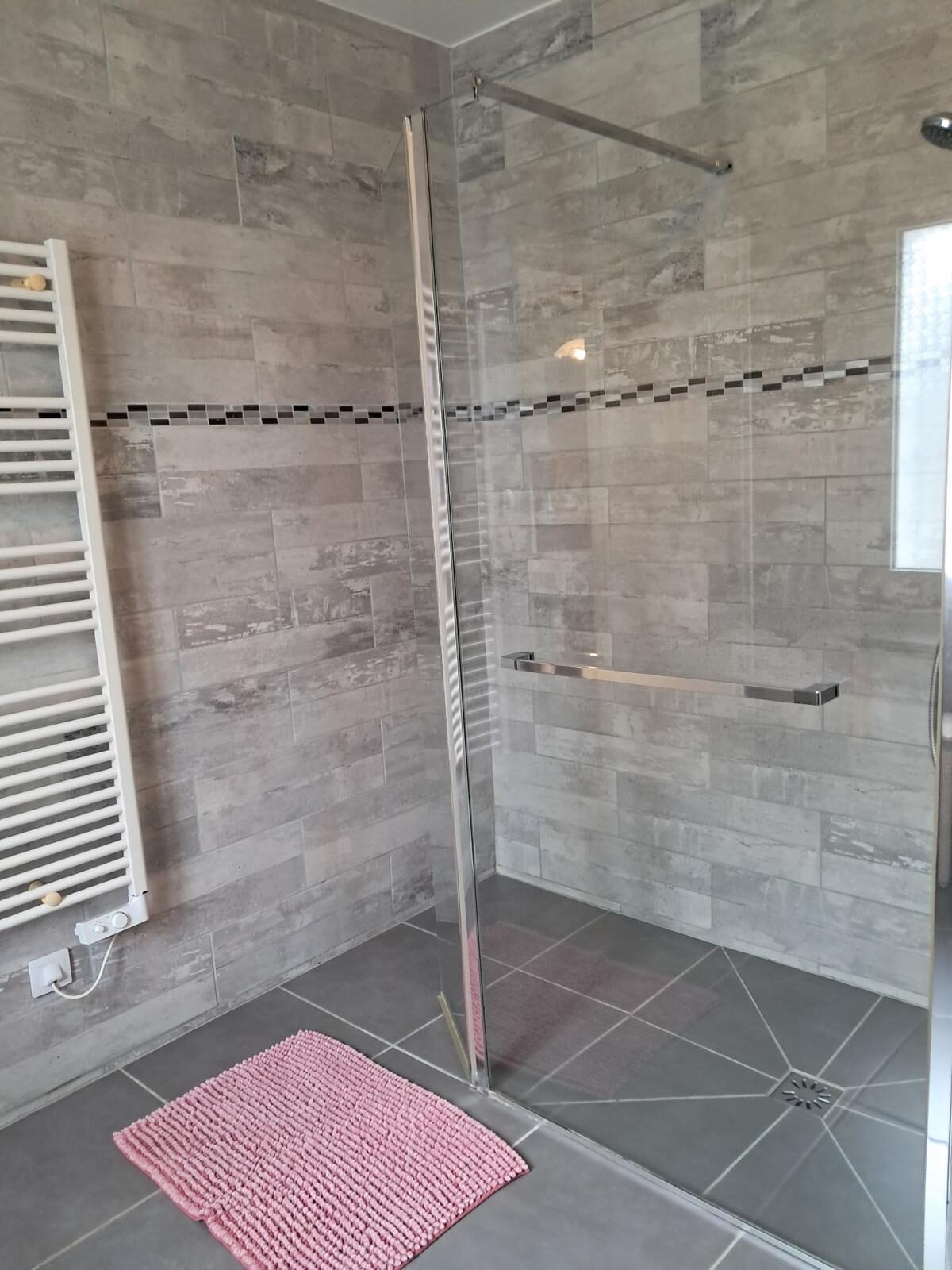 Salle d'eau, douche à l'italienne