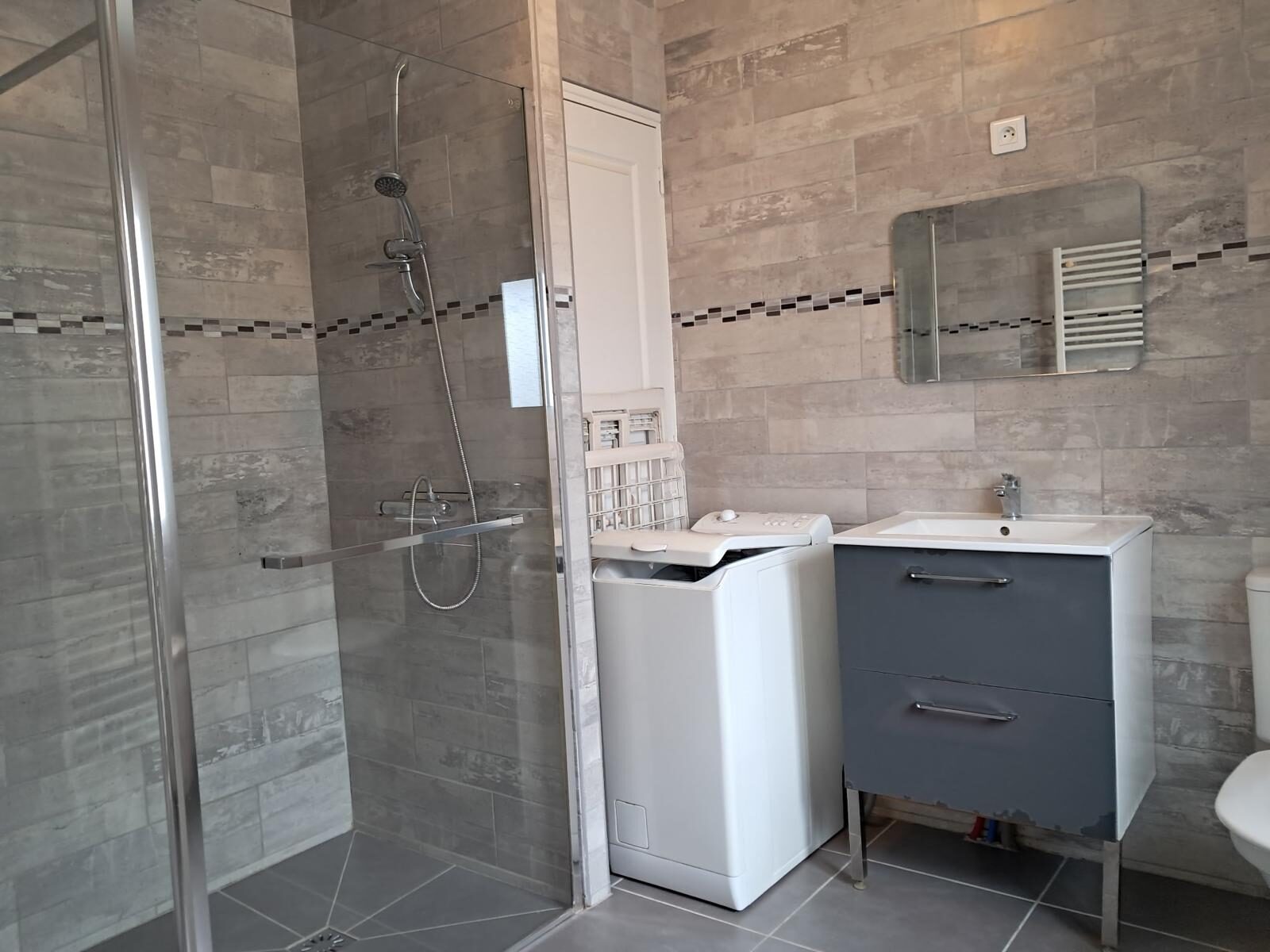 Salle d'eau et lavabo
