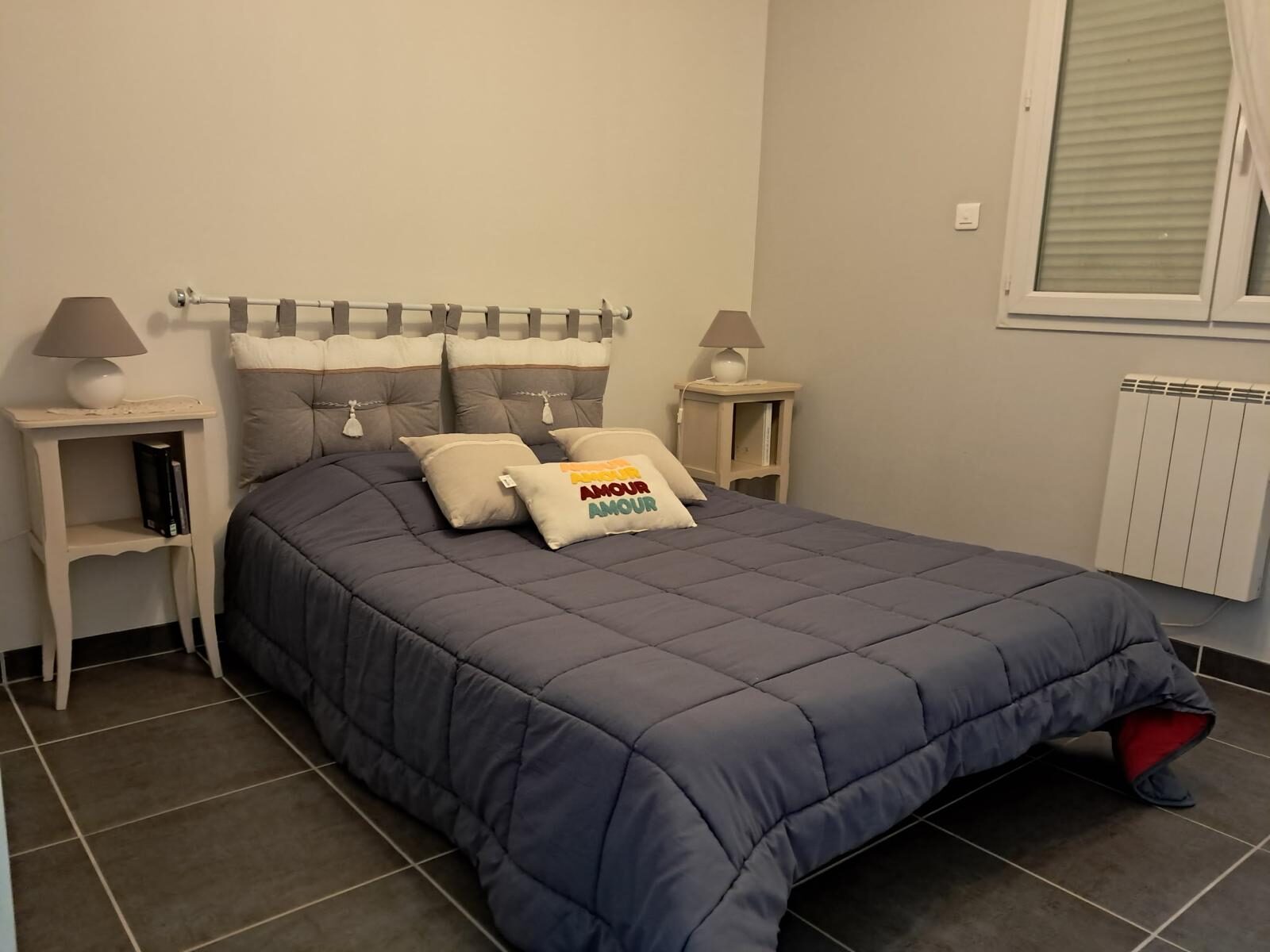 Chambre avec lit double aux tons doux
