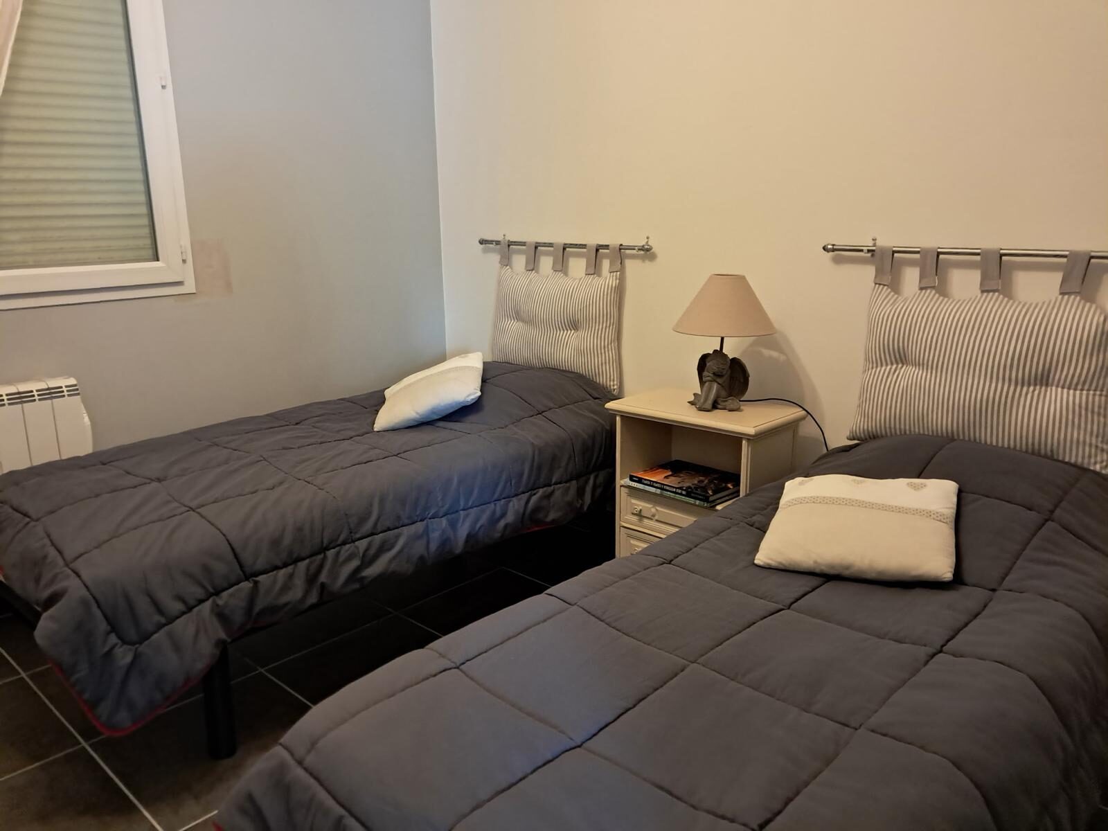 Chambre avec deux lits simples